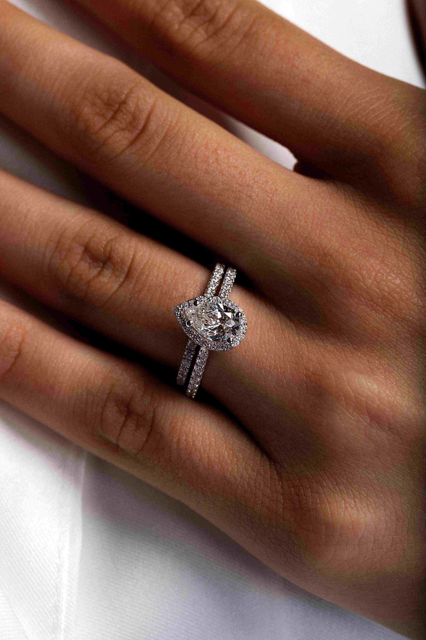 Bague avec Diamant Central Coupe Poire de 1.00 Ct et halo pavé de diamants