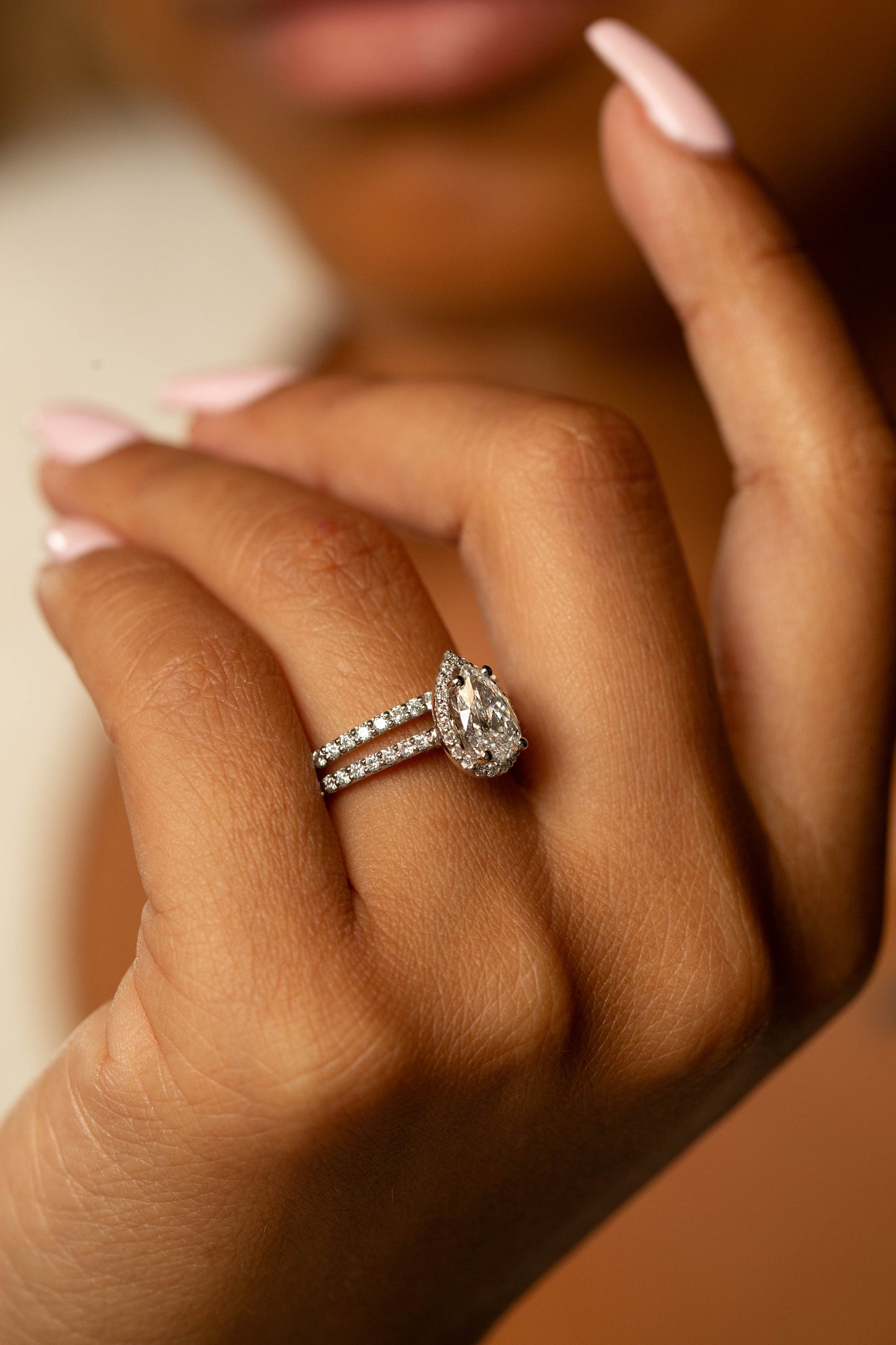 Bague avec Diamant Central Coupe Poire de 1.00 Ct et halo pavé de diamants