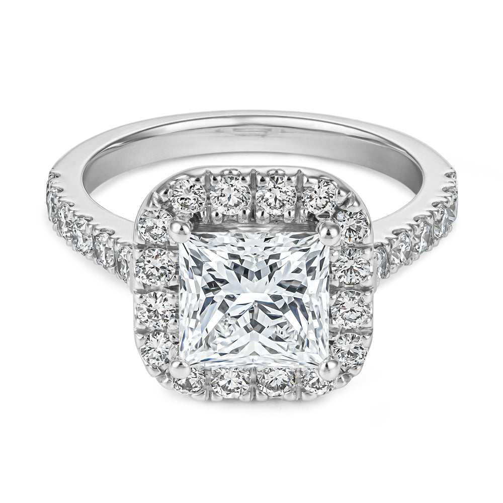 Bague avec Diamant Coupe Princesse de 2,00 Carat et Halo de Diamants