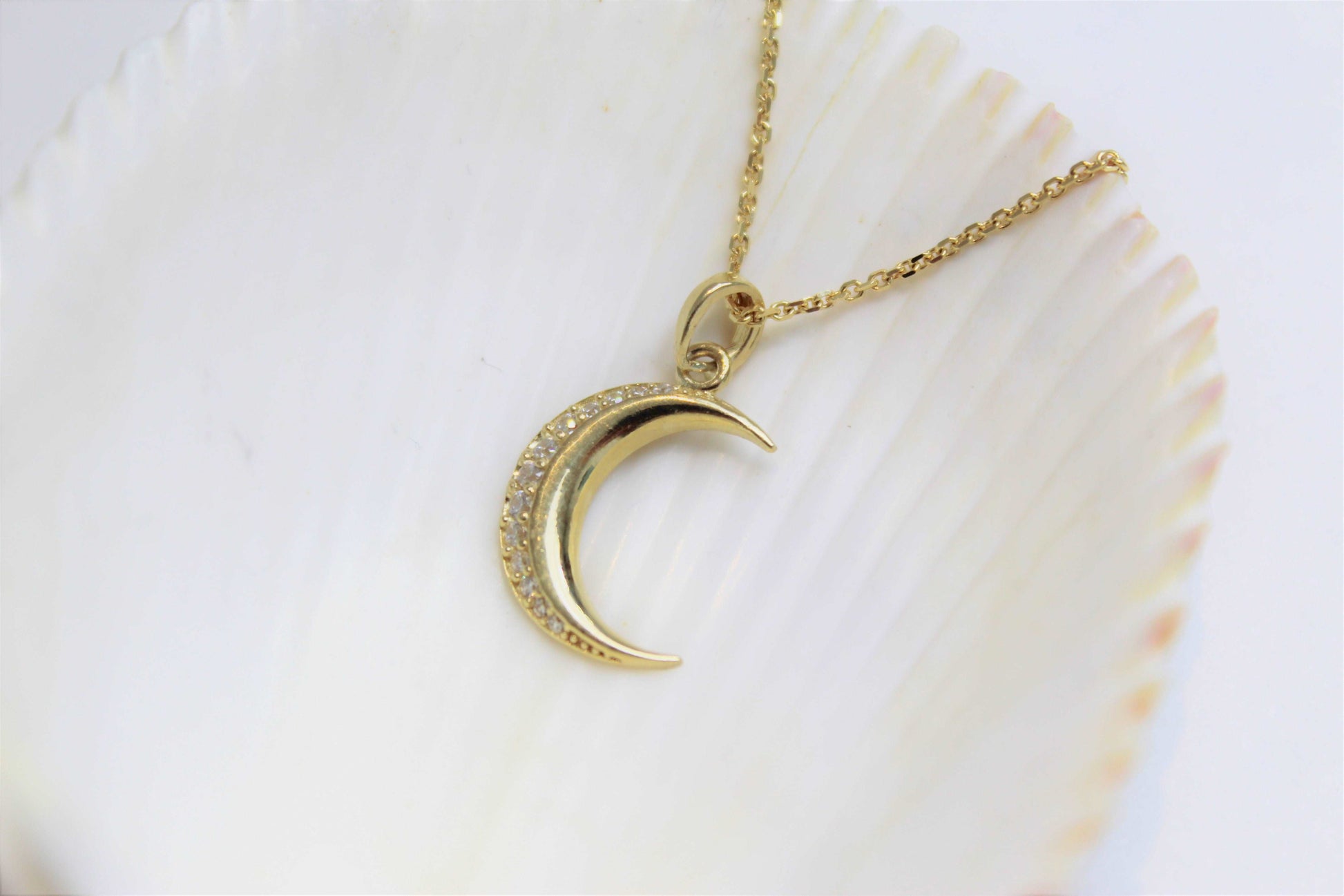 LUNA | Collier avec pendentif en forme de croissant de lune en or 10k