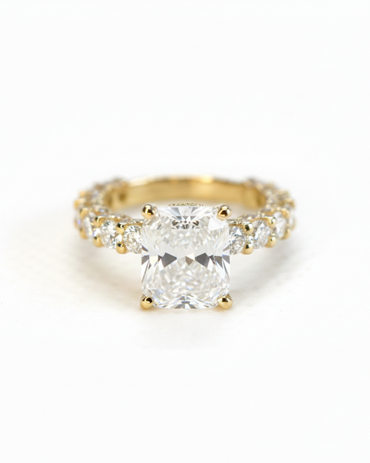 Bague en Or Jaune 18k avec Diamant Cushion 3,01 Carats – Monture Pavée d’Exception