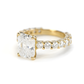 Bague en Or Jaune 18k avec Diamant Cushion 3,01 Carats – Monture Pavée d’Exception