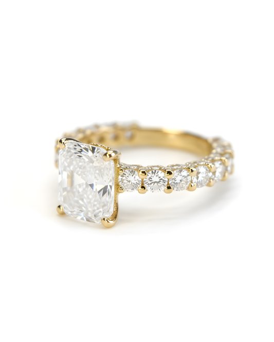 Bague en Or Jaune 18k avec Diamant Cushion 3,01 Carats – Monture Pavée d’Exception
