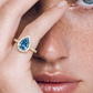 Bague avec Diamant Central Fancy Vivid Pink Blue VS1 Coupe Poire et Halo Pavé de Diamants