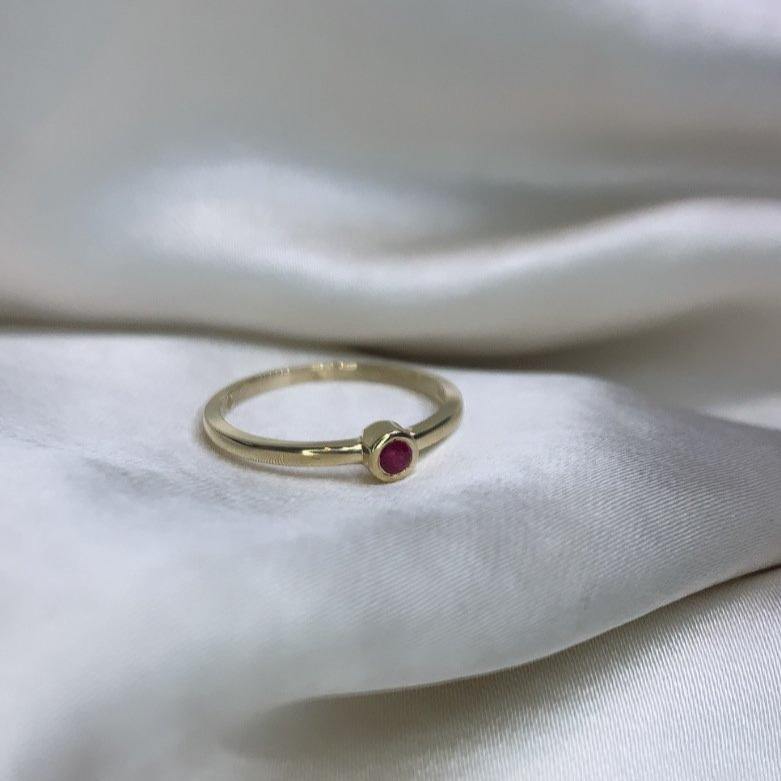 SATIN | Bague en or 14K et pierre ronde | Rubis