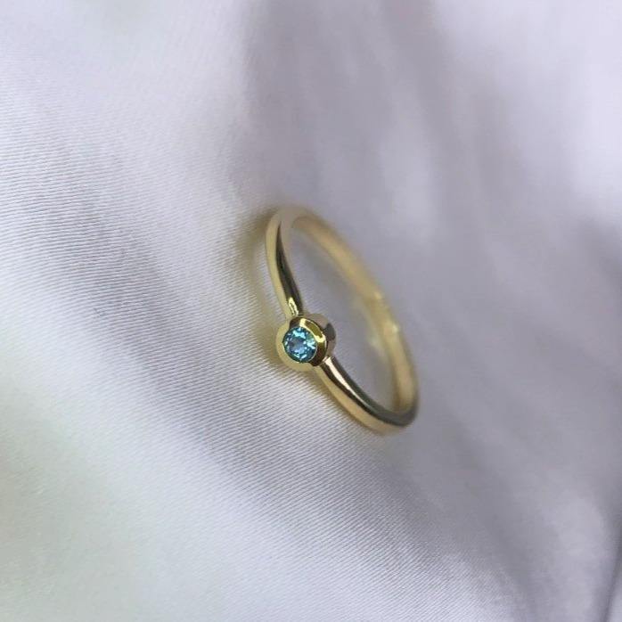 SATIN | Bague en or 14K et pierre ronde | Topaze bleue