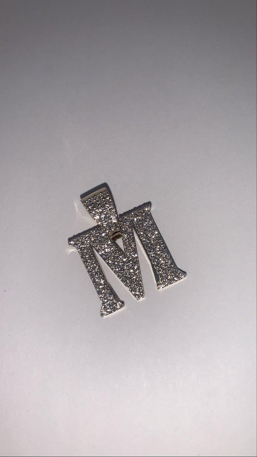 Pendentif une lettre en or 10 kt et diamants