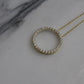 Collier rond en or et diamants. collier pour femme. collier serti de diamants. collier en diamants. pendentif en or pour femme. pendentif avec diamants montréal. collier 14 kt.